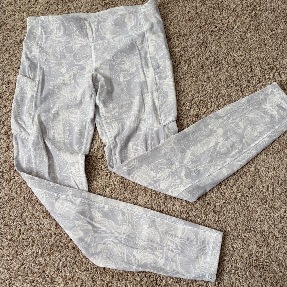 Lululemon SpeedUp workout leggings/tights. Luxtreme 28" Sz 8, Eternal Wave White